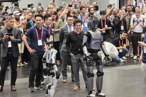 Robot hình người của Việt Nam gây ấn tượng tại diễn đàn hàng đầu thế giới