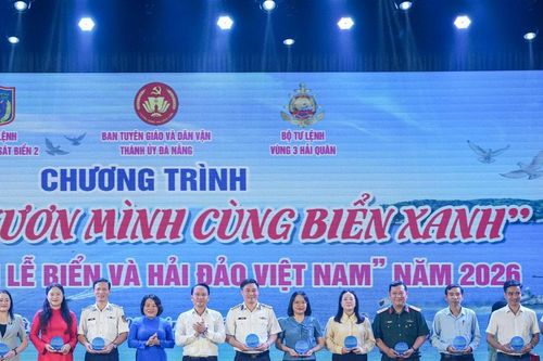 Lan tỏa tình yêu biển đảo qua chương trình 'Đà Nẵng - Vươn mình cùng biển xanh'