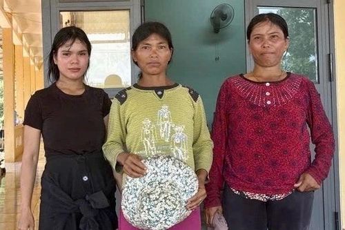 Công an xã Ia Krêl giúp một phụ nữ đi lạc trở về an toàn với gia đình