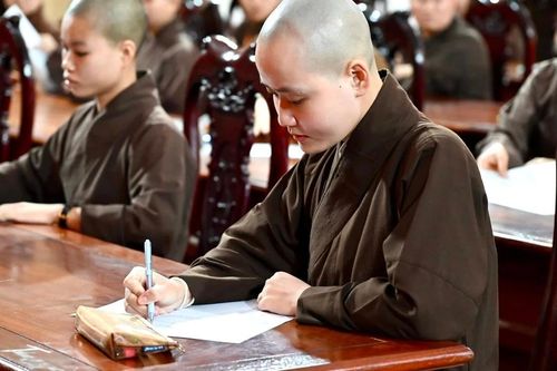 Gần 300 Tăng Ni sinh tham dự kỳ thi tuyển sinh Cử nhân Phật học khóa X - Học viện Phật giáo VN tại Hà Nội