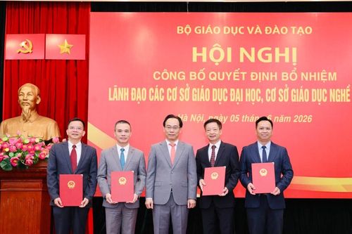 Bộ trưởng trao quyết định bổ nhiệm lãnh đạo Trường Đại học Hà Nội
