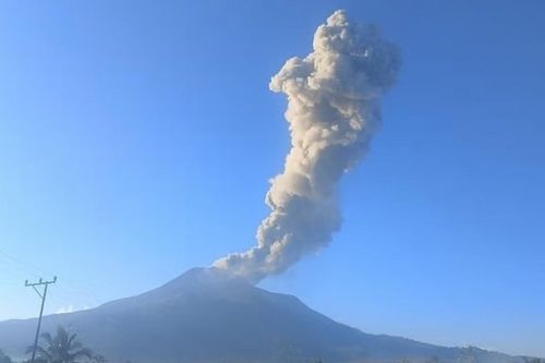 Núi lửa ở Indonesia phun trào, sân bay phải đóng cửa