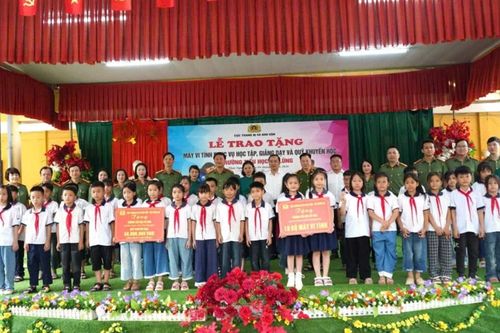Khám bệnh, cấp phát thuốc miễn phí cho người dân tại Thái Nguyên