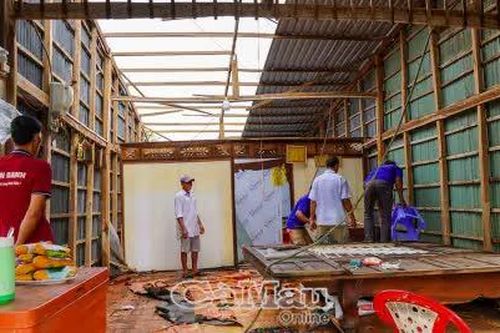 Mưa dông, lốc xoáy làm sập và tốc mái 5 căn nhà trong đêm