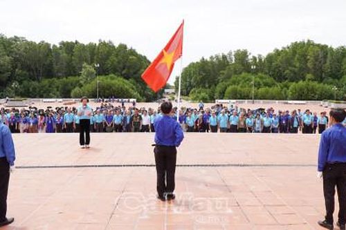 Cựu cán bộ Đoàn tham gia lễ chào cờ tại Đất Mũi