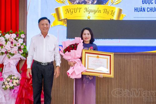 Nhà giáo Ưu tú Nguyễn Thị Lệ được tặng thưởng Huân chương Lao động hạng Ba
