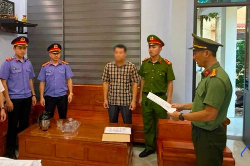 Bắt hiệu trưởng trường tiểu học ở Quảng Trị để điều tra nhận hối lộ
