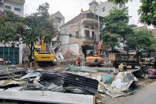 Nhà nghiêng do hàng xóm đào móng: Căng mình xuyên đêm ngừa sự cố trong mưa lớn