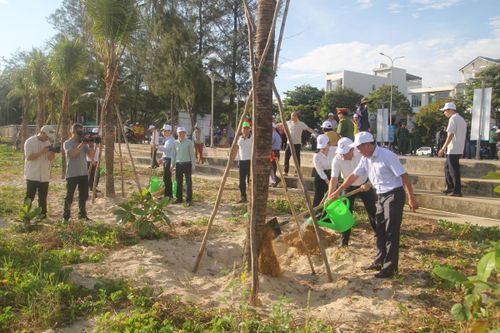 Hơn 500 cán bộ, nhân dân phường Thanh Khê ra quân làm sạch môi trường