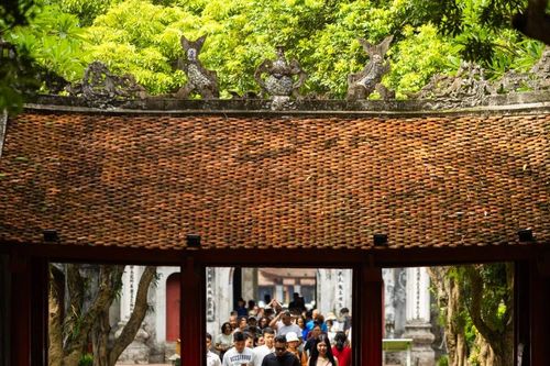 Sĩ tử đổ về Văn Miếu cầu may, háo hức nhận 'xoài Đăng khoa' trước thềm kỳ thi tốt nghiệp