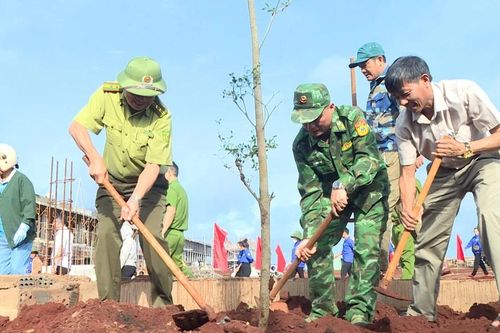 Các đồn biên phòng Ia Nan và Ia O ra quân trồng 600 cây xanh tại trường phổ thông nội trú liên cấp