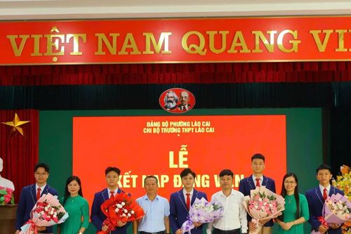 Thêm 5 học sinh Trường THPT Lào Cai được kết nạp Đảng