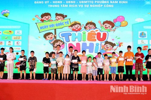 Tặng quà cho trẻ em có hoàn cảnh đặc biệt, khó khăn nhân Tháng hành động vì trẻ em