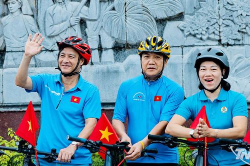 Diễu hành xe đạp chào mừng thành công Đại hội XIV Công đoàn Việt Nam