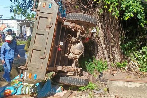 Xe đầu kéo va chạm xe công nông trên đường Hồ Chí Minh, nhiều người thương vong