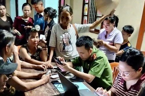 'Đi từng ngõ, gõ cửa từng nhà' giúp dân chuyển đổi số