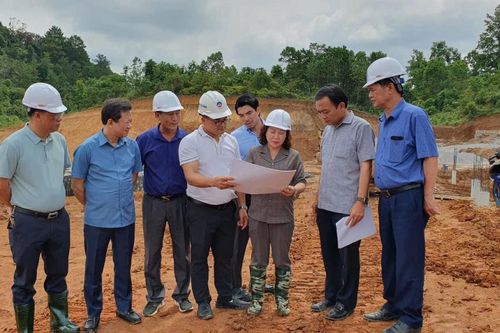 Kiểm tra tiến độ xây dựng trường nội trú liên cấp tại xã Đàm Thủy và Đình Phong