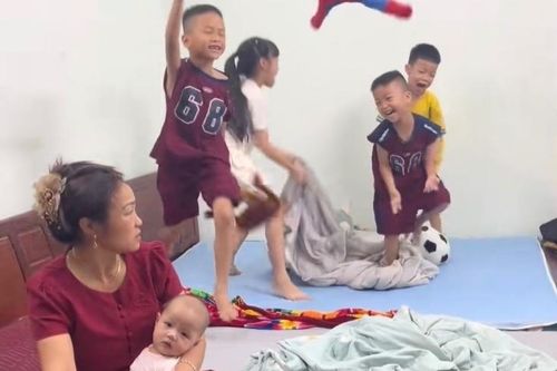 Bà thất thần nhìn 'khối nghỉ hè' quậy tung nhà