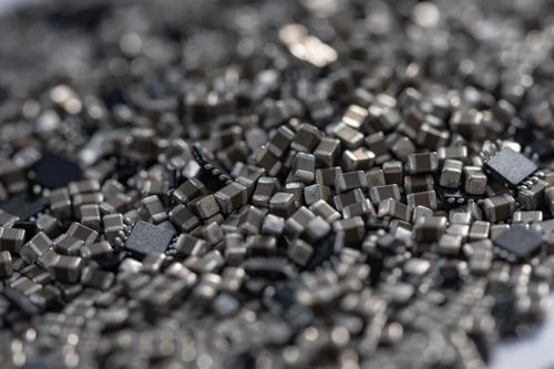 'Gạo điện tử' khan hiếm, làm 5.000 tỷ chiếc mỗi năm vẫn không đủ