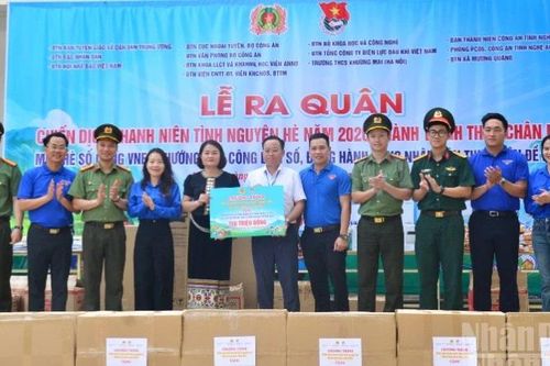 Nhiều hoạt động ý nghĩa trong chương trình 'Hành trình theo chân Bác' tại Nghệ An