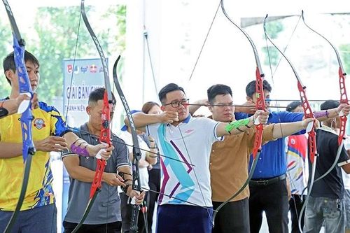 Thanh niên công nhân bắn cung, so tài thể lực tại Ngày hội 'Lan tỏa năng lượng tích cực'
