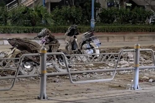 Danh tính tài xế ô tô làm rơi bùn đất kéo dài 100m trên đường, khiến 2 người ngã ở Hà Nội