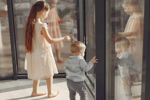 Nghỉ hè, con hàng xóm liên tục đến nhà chờ cơm, tôi rơi vào cảnh khó xử