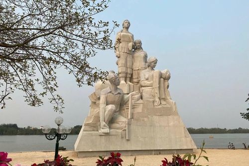 Ghi dưới chân tượng đài...