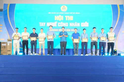 Trao giải Hội thi tay nghề công nhân giỏi ngành điện tử