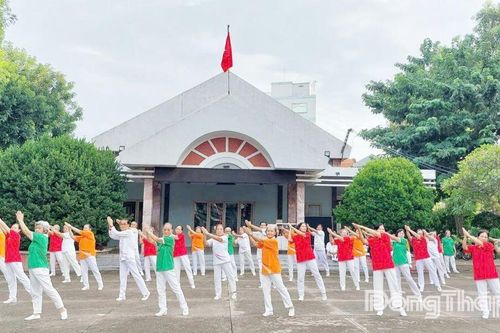 Người cao tuổi: 'Cây cao bóng cả' giữa đời thường