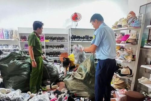 Quảng Trị: Khởi tố 2 chủ cửa hàng kinh doanh hàng giả mạo nhãn hiệu lớn