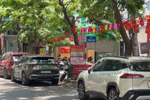 Xe đỗ tràn lan trên đường Đại La, cản trở giao thông