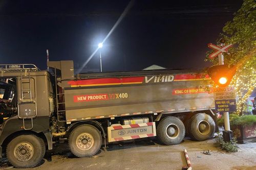 Khoảnh khắc ô tô tải cố tình vượt đường sắt và mắc kẹt, bị tàu hỏa húc văng