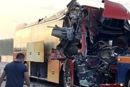 19 người nhập viện sau vụ xe khách tông xe đầu kéo trên cao tốc Phan Thiết - Dầu Giây