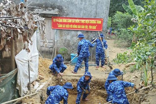 Vùng Cảnh sát biển 2 hỗ trợ xây nhà vệ sinh cho đồng bào Cor