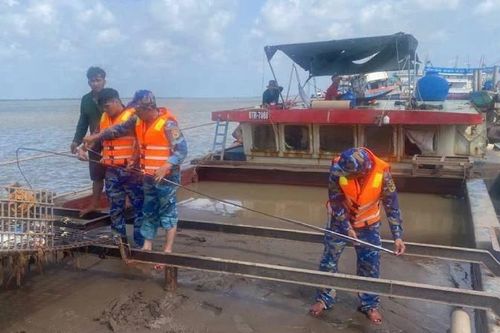 Vĩnh Long: Liên tiếp phát hiện, bắt giữ phương tiện vận chuyển cát không rõ nguồn gốc