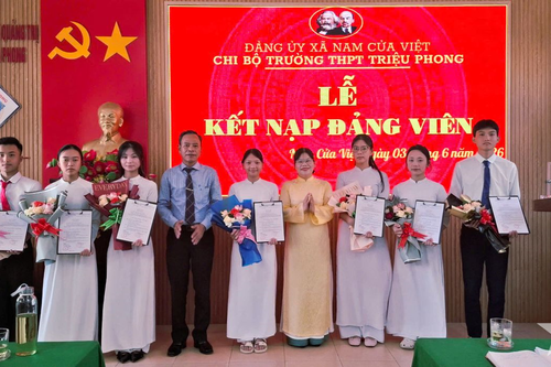 Nghị lực của cậu bé 'con nuôi đồn Biên phòng'