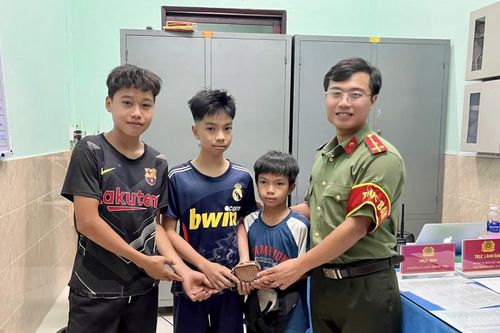 Học sinh làm việc tốt