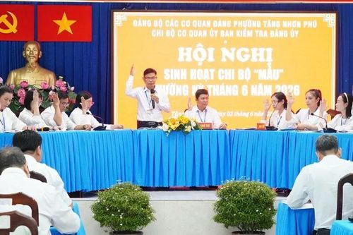 Sinh hoạt chi bộ: Gần dân, sát việc và tranh luận tích cực