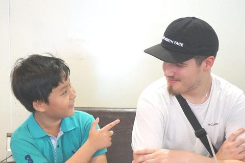 Hai anh em 9 tuổi gây sốt vì nói thành thạo 3 ngoại ngữ