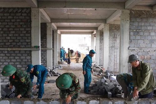 300 cán bộ, chiến sĩ được huy động 'giải cứu' tiến độ trường nội trú vùng biên Quảng Trị