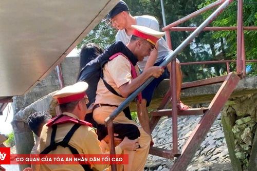 Kịp thời hỗ trợ người phụ nữ có biểu hiện tai biến trên tàu