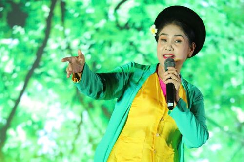Màn trình diễn của NSND Thanh Ngoan, ca sĩ Trọng Tấn khiến khán giả vây quanh Hồ Gươm