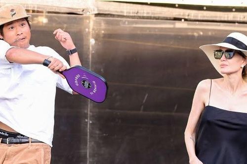 Diễn viên Angelina Jolie gây tranh cãi khi cùng con nuôi người Việt chơi pickleball