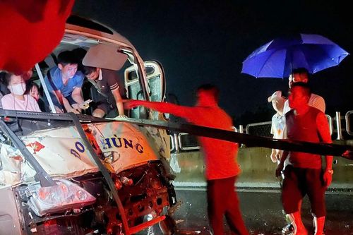 Tai nạn liên hoàn trên cao tốc, 8 xe cứu thương đến hiện trường