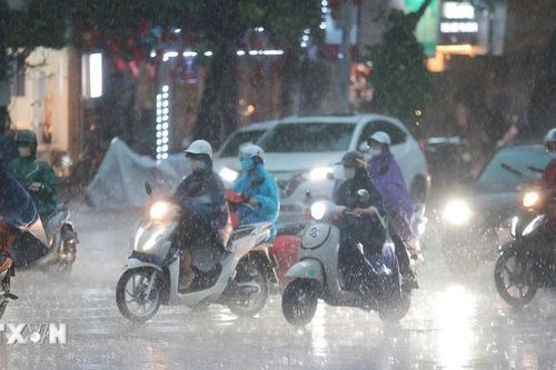 Thủ đô Hà Nội đón cơn mưa vàng giải nhiệt