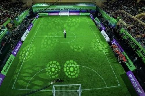 Loạt huyền thoại bóng đá từ thẻ game ra đời thật trong trận đấu đặc biệt