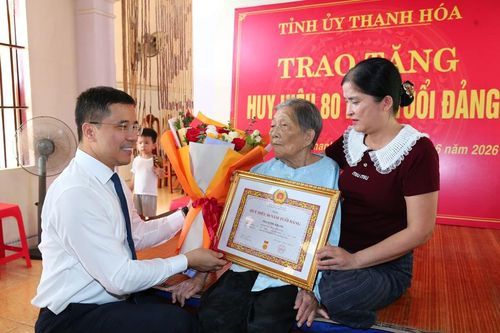 Trao tặng Huy hiệu 80 năm tuổi Đảng cho đảng viên Phạm Thị Khang