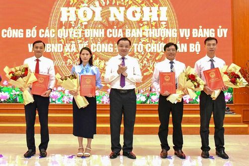 Xã Hòn Đất trao quyết định về công tác tổ chức cán bộ