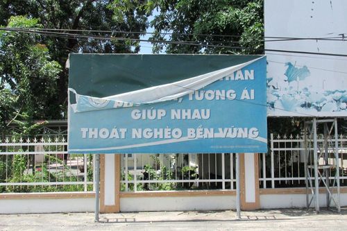 Pa nô tuyên truyền bị rách